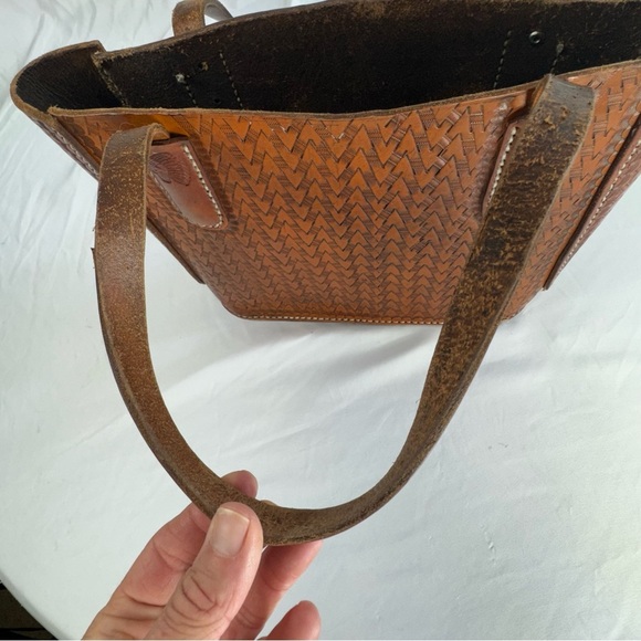 Handcrafted Vintage Thick Leather Embossed Arrowhead Design Handbag - Picture 7 of 10